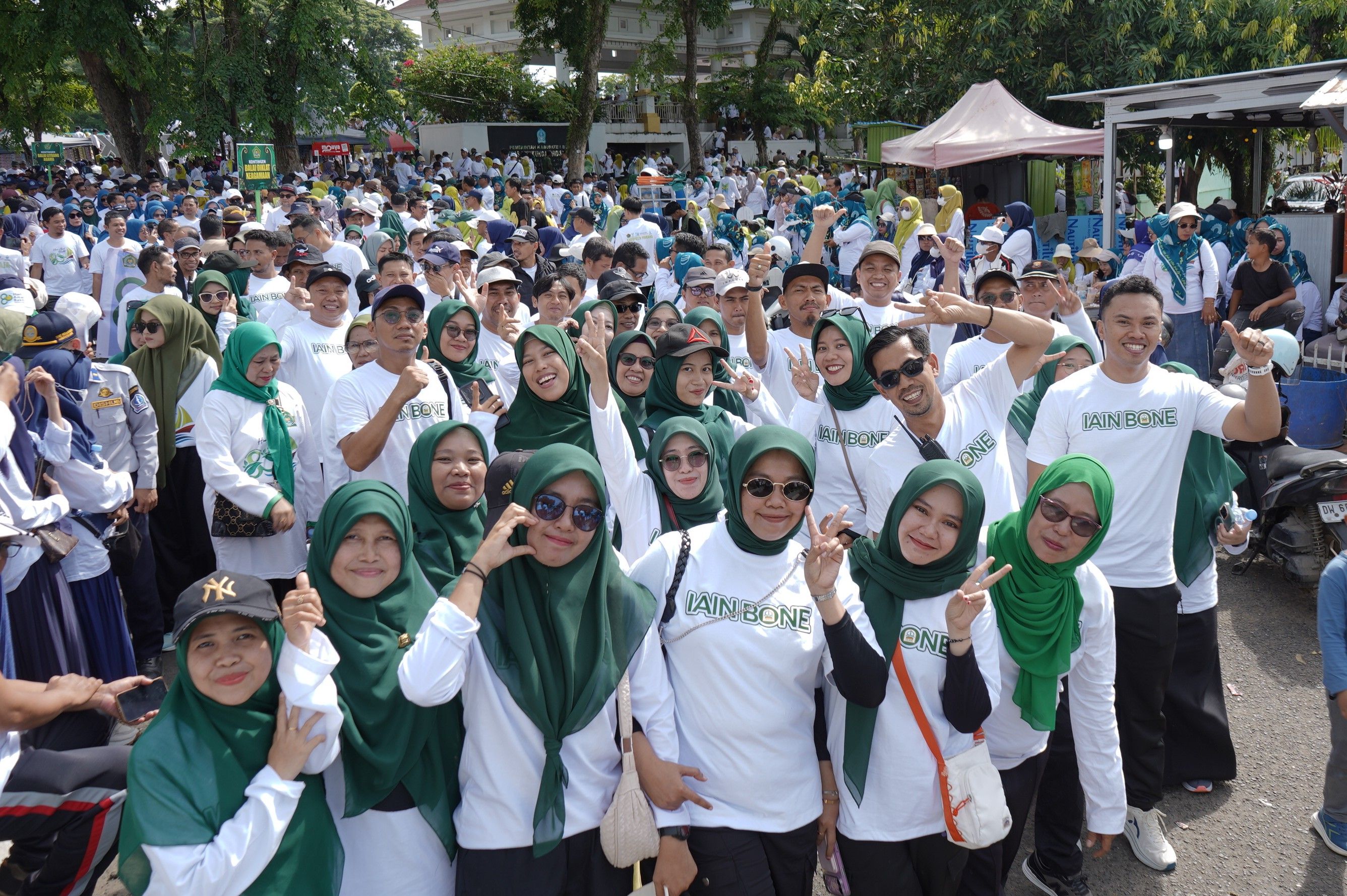 Ratusan Sivitas Akademika IAIN Bone Meriahkan Gerak Jalan Kerukunan HAB Ke-80