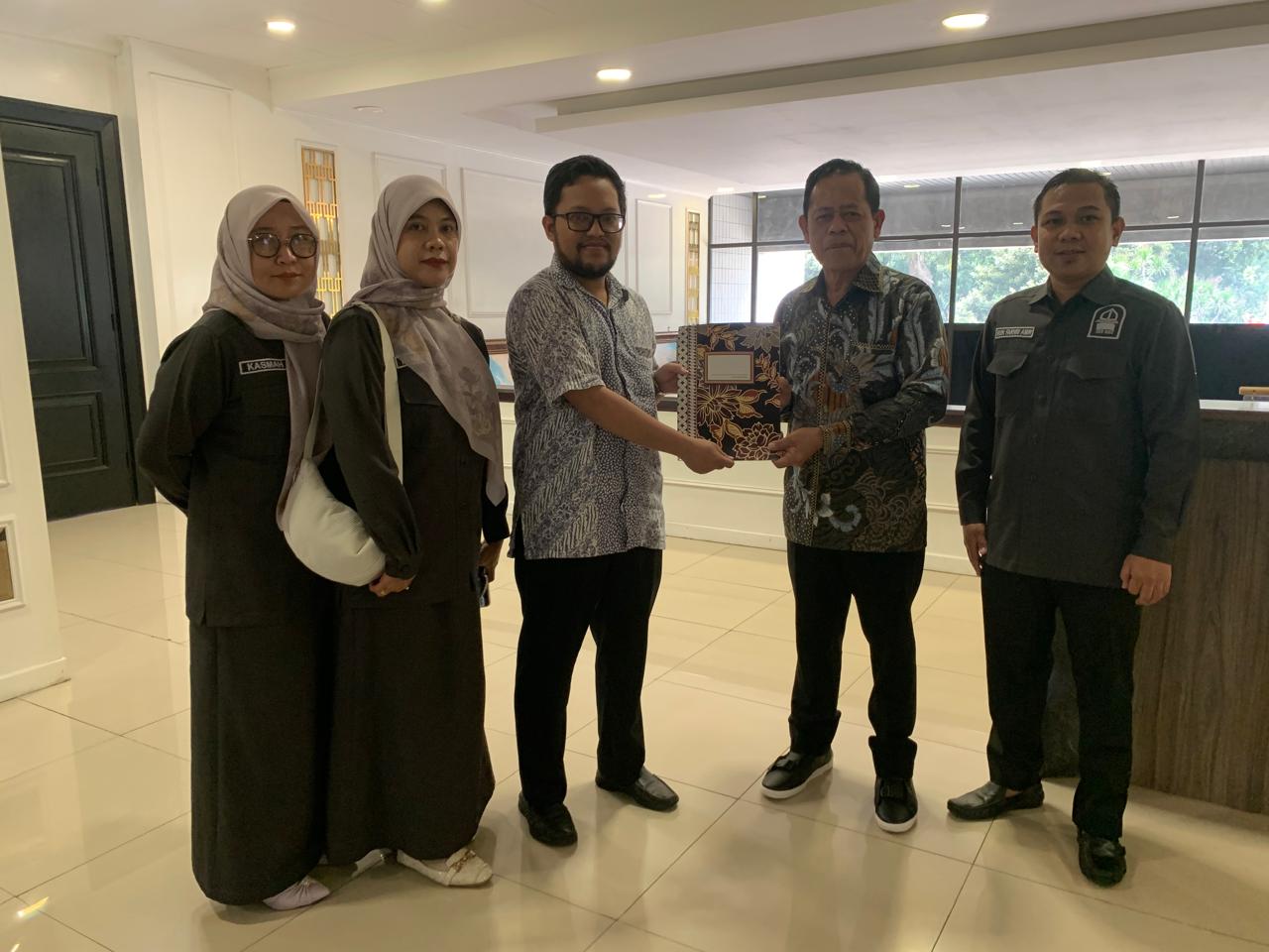 Rektor Serahkan Dokumen Administrasi dan Hasil Pertimbangan Kualitatif Calon Rektor ke Menteri Agama