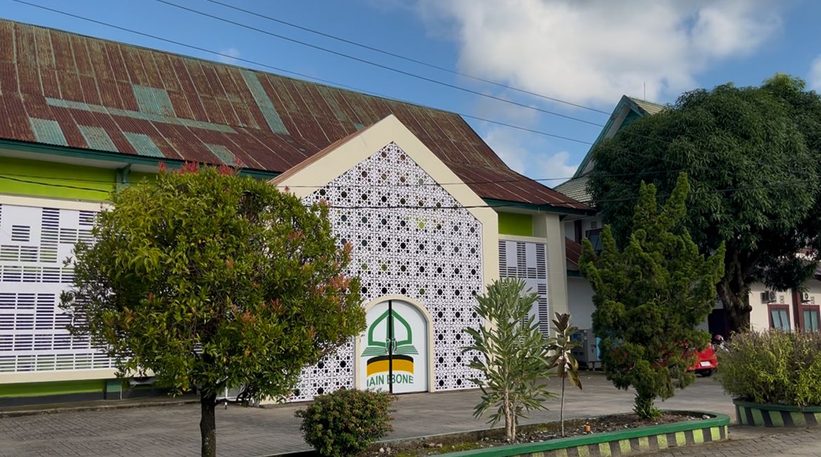 IAIN Bone dengan gedung modern dan taman hijau