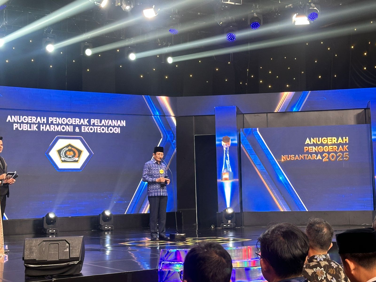 Menag Raih Anugerah Penggerak Nusantara 2025 Bidang Harmoni dan Ekoteologi