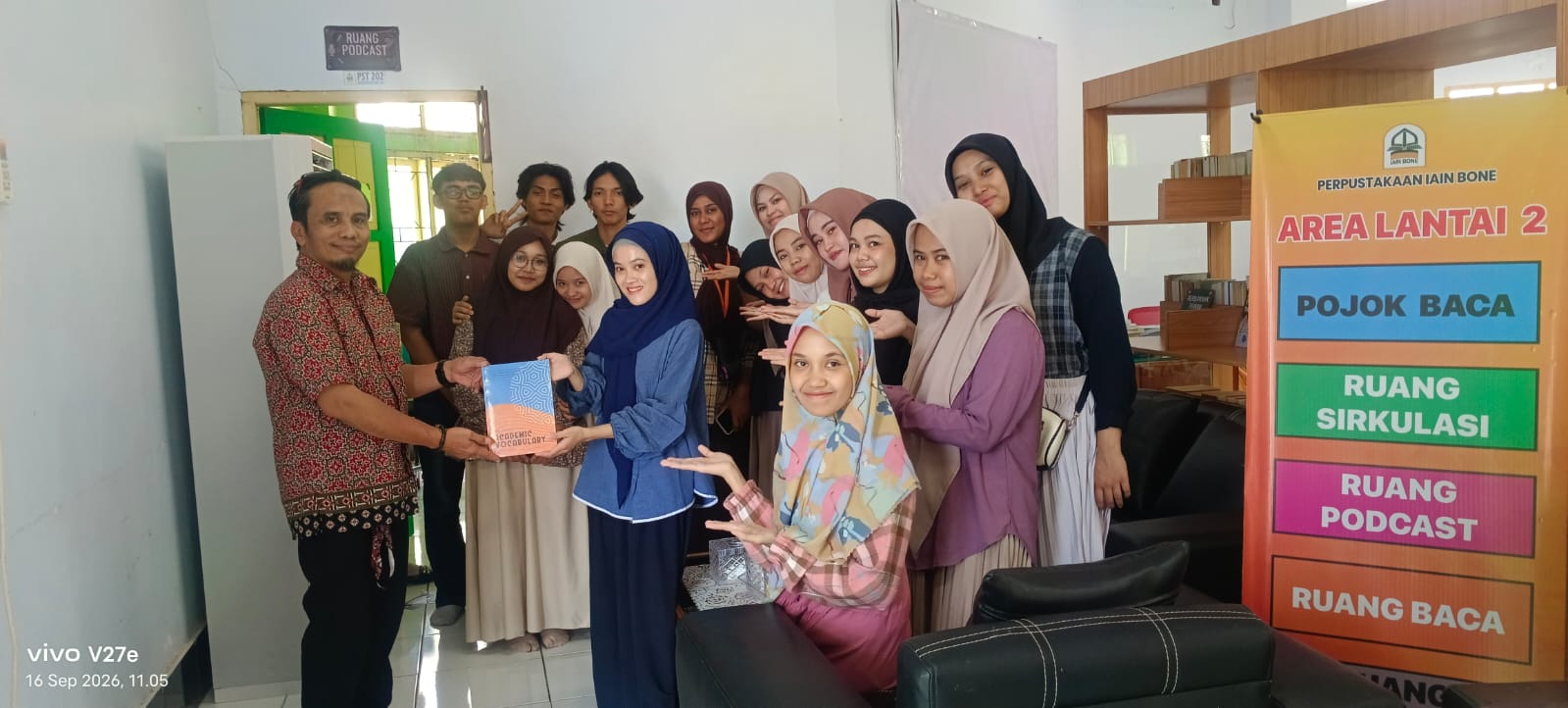 Mahasiswa TBI IAIN Bone Sumbangkan Buku Karya Bersama ke Perpustakaan