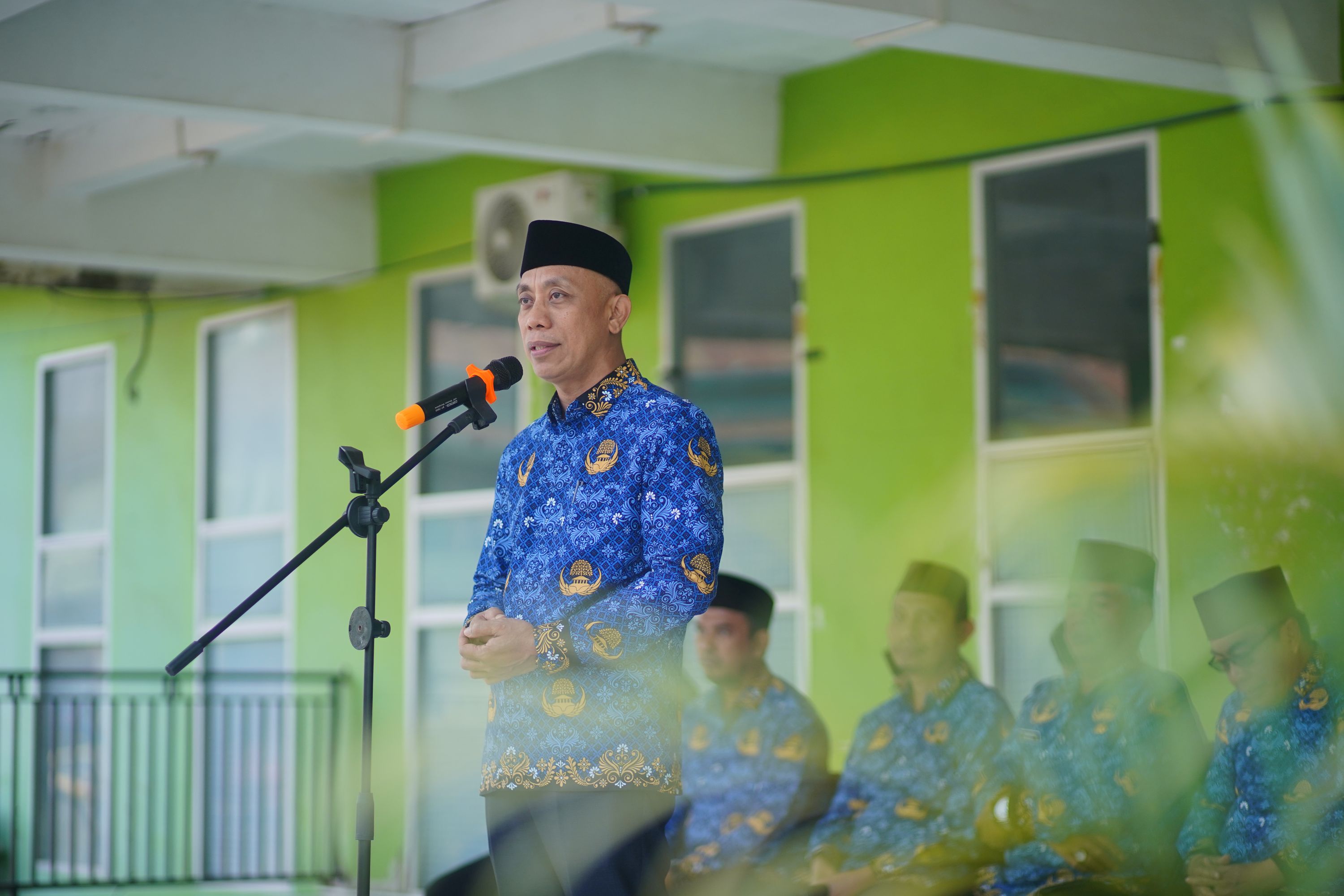 Kepala Biro AUAK IAIN Bone Tekankan Makna Pengabdian ASN dalam Upacara Penghormatan Bendera